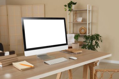 Programcının işyeriyle oturma odasının içinde.