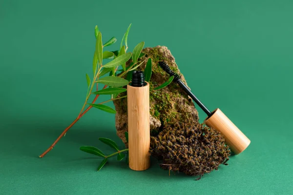 Taş, yosun ve yeşil arka planda dalları olan maskaralar. Eko biçimi kavramı