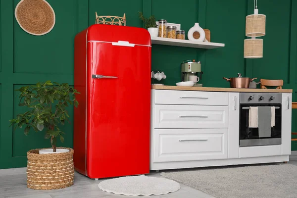 Beyaz tezgah, çatal bıçak ve modern buzdolabı olan şık bir mutfak.