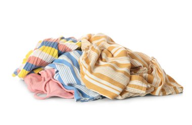 Beyaz arka plan üzerinde kirli çamaşır yığını