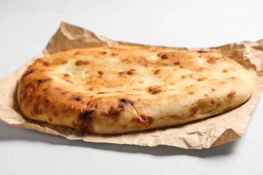 Beyaz arka planda lezzetli lavaşlı fırın kağıdı