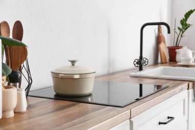 Mutfağın içinde lavabo ve elektrikli soba var. Yakın çekim.