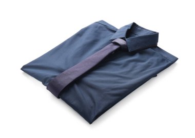 Beyaz arka planda kravatlı katlanmış mavi yakalı gömlek