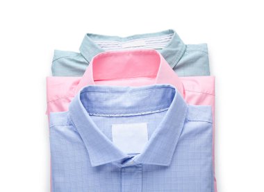 Beyaz arkaplanda izole edilmiş şık yakalı gömlekler yığını