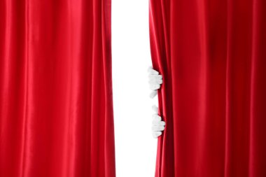 Sihirbazın elleri beyaz arkaplanda kırmızı kadife perdeleri açıyor