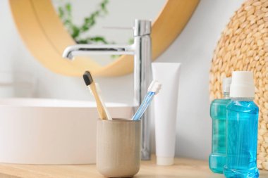 Diş macunu ve ağız fırçası tutacağı banyodaki lavabonun yanında durulanıyor.