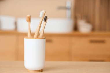 Banyodaki masanın üzerinde diş fırçası tutucusu.