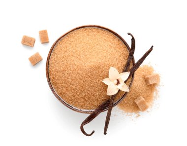 Beyaz arka planda bir kase tatlı vanilya şekeri.