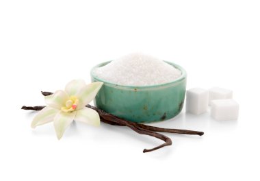 Beyaz arka planda bir kase tatlı vanilya şekeri