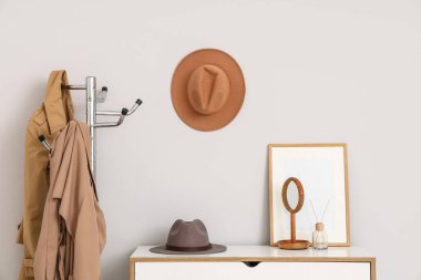 Şık şapkaları ve askısı olan ışık koridorunun içi.