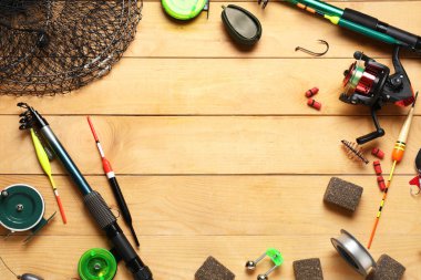 Ahşap arka planda balıkçılık malzemesinden yapılmış çerçeve