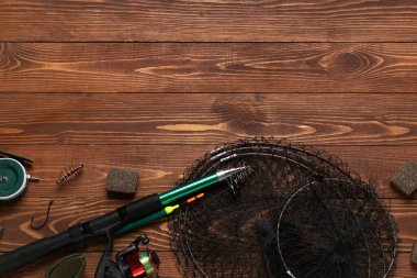 Ahşap arkaplanda olta ve metin için yer olan olta