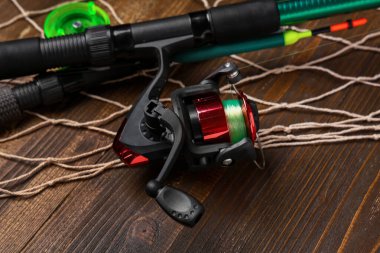 Ağlı oltalar ahşap arka planda, yakın plan