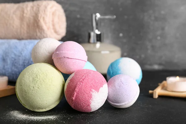 Banyo bombaları siyah masada, yakın plan.