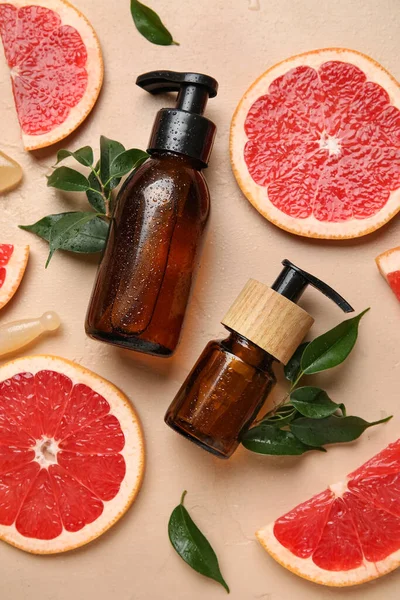 Bej arka planda greyfurt özlü kozmetik ürünleri