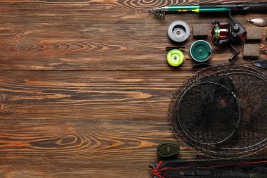 Metin için alanı olan ahşap arkaplan üzerindeki balıkçılık takımları