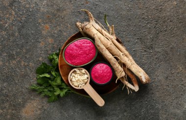 Siyah grunge arka planda pancar ve maydanozlu yaban turpu sosu.