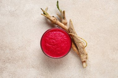 Beyaz grunge arka planda pancar soslu yaban turpu sosu.