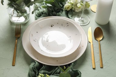 Östoma çiçekleri ve yeşil arka planda okaliptüs dallarıyla düğün için güzel bir masa. Yakın plan.