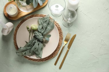 Düğün için güzel bir masa, yeşil arka planda Eustoma çiçekleri.