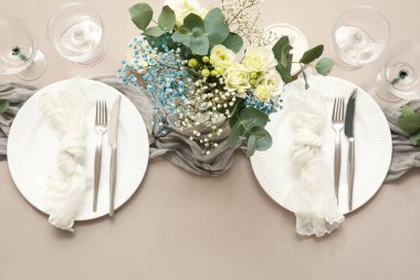 Güzel çiçeklerle düğün için şık bir masa.