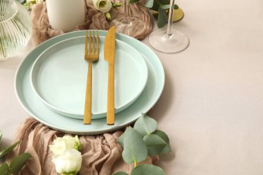 Altın çatal bıçakla düğün için şık bir masa.