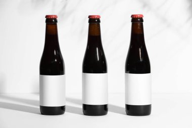 Gri arka planda soğuk bira şişeleri