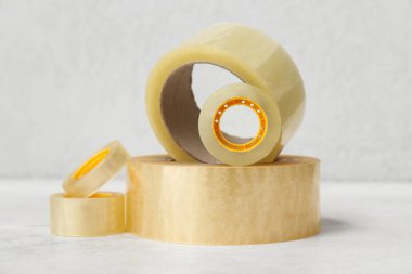 Açık arkaplanda farklı yapışkan bant ruloları