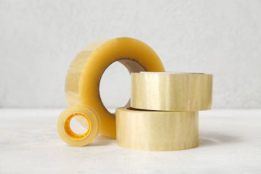 Açık arkaplanda farklı yapışkan bant ruloları