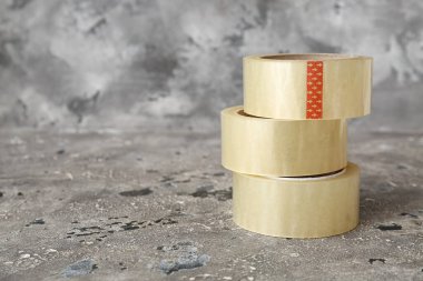 Gri arkaplanda yapışkan bant ruloları