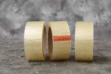 Gri arkaplanda yapışkan bant ruloları