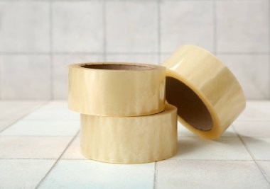 Hafif arkaplanda yapışkan bant ruloları