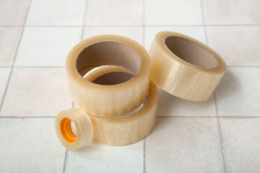 Açık arkaplanda farklı yapışkan bant ruloları