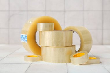 Açık arkaplanda farklı yapışkan bant ruloları