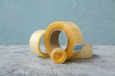 Masada farklı yapışkan bant ruloları