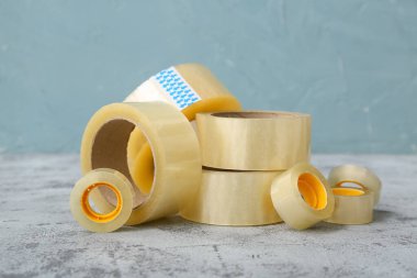 Masada farklı yapışkan bant ruloları