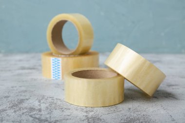 Yapışkan bant masanın üzerinde.