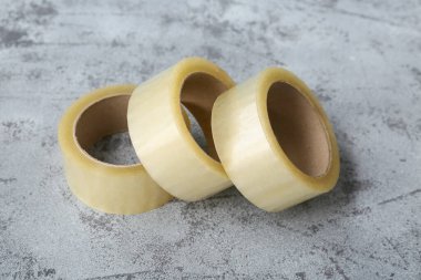 Grunge arka planında yapışkan bant ruloları