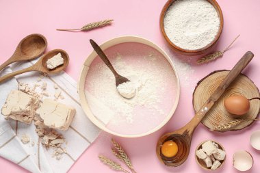 Pembe arka planda un ve yumurtalı taze maya.