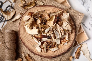 Kurumuş mantarlı ahşap tahta, mermer zemin üzerinde ip ve makas.