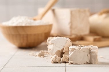 Beyaz fayans zemininde taze maya, yakın plan