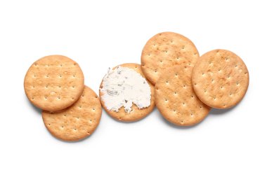 Beyaz arka planda soslu lezzetli krakerler.