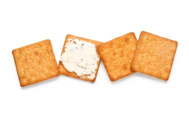 Beyaz arka planda soslu lezzetli krakerler.