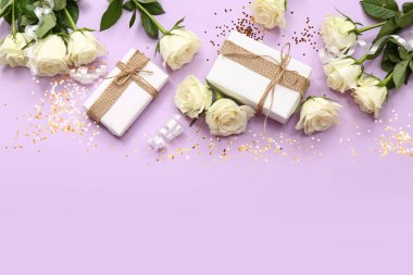 Güzel beyaz gül çiçekleri hediye kutuları, yılanbalığı ve mor arka planda konfeti.