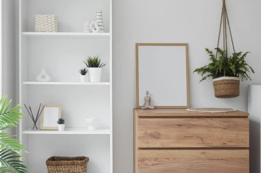 Çerçeveli, ekili ve raflı çekmeceler oturma odasında.