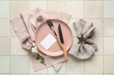 Boş kartlı şık masa ayarları ve beyaz karo arka planda güzel çiçekler