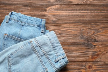 Ahşap arka planda şık bir kot pantolon.