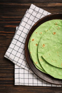Ahşap zemin üzerinde yuvarlak yeşil lavaş tabağı
