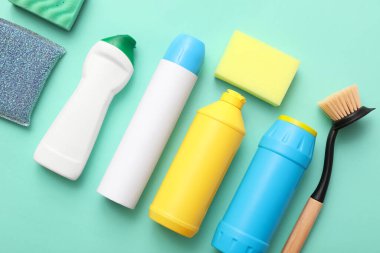 Yeşil arka planda temizlik malzemeleri seti