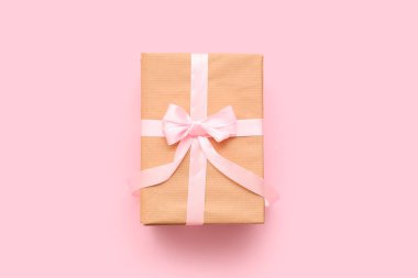 Pembe arka planda kurdeleli kitaplar